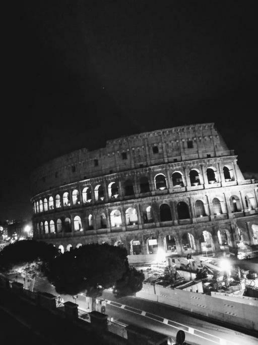 Jacuzzi In Front Of The Colosseum Rome Extérieur photo