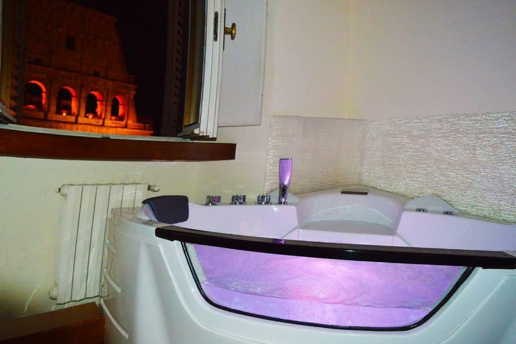Jacuzzi In Front Of The Colosseum Rome Extérieur photo
