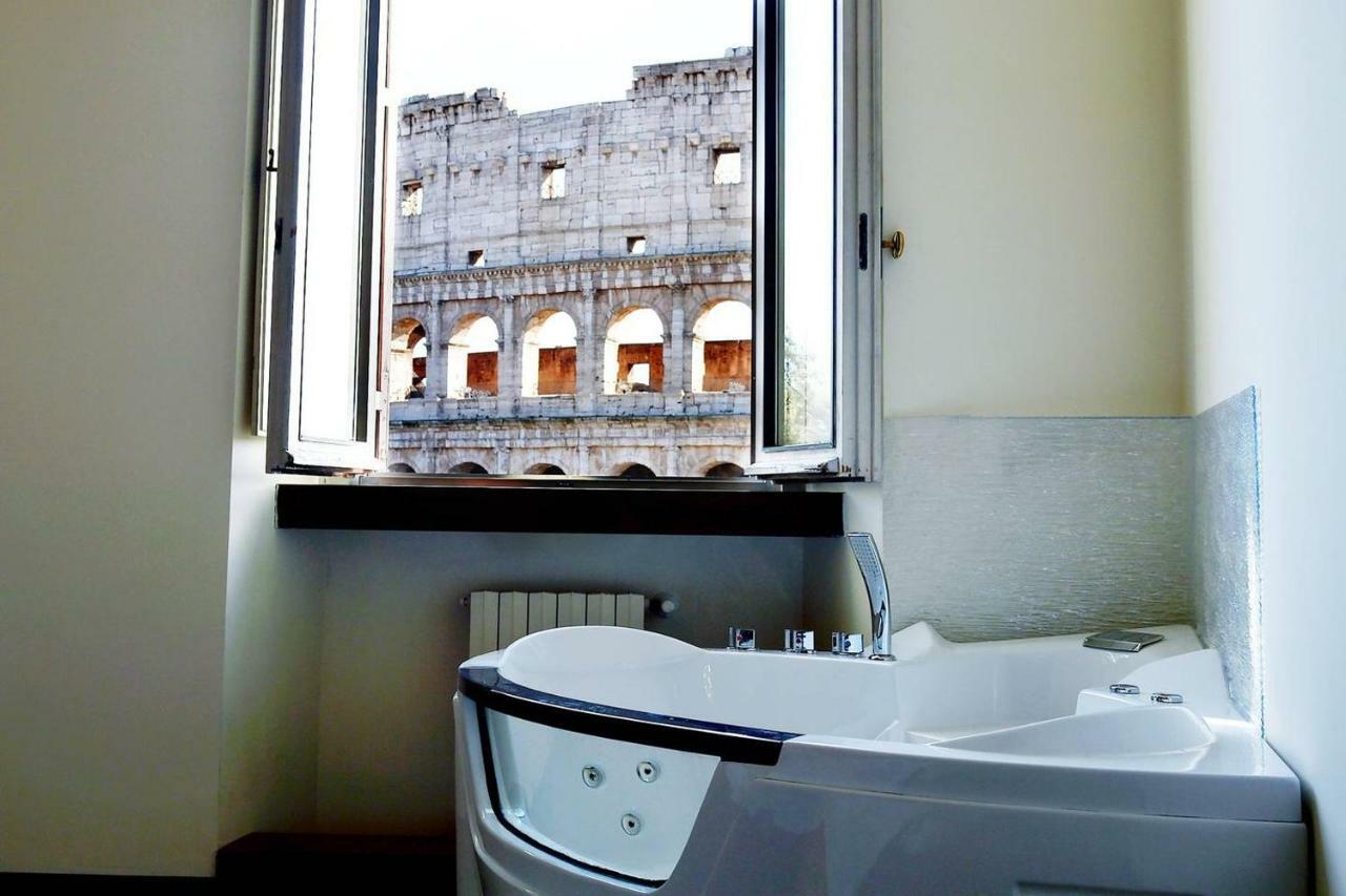 Jacuzzi In Front Of The Colosseum Rome Extérieur photo