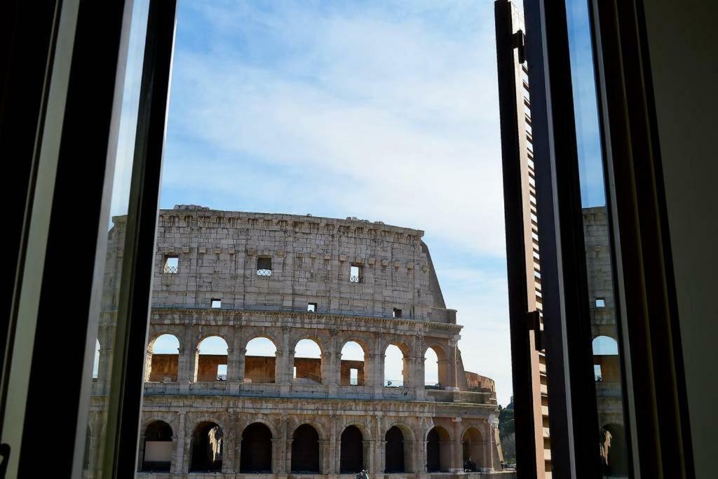 Jacuzzi In Front Of The Colosseum Rome Extérieur photo